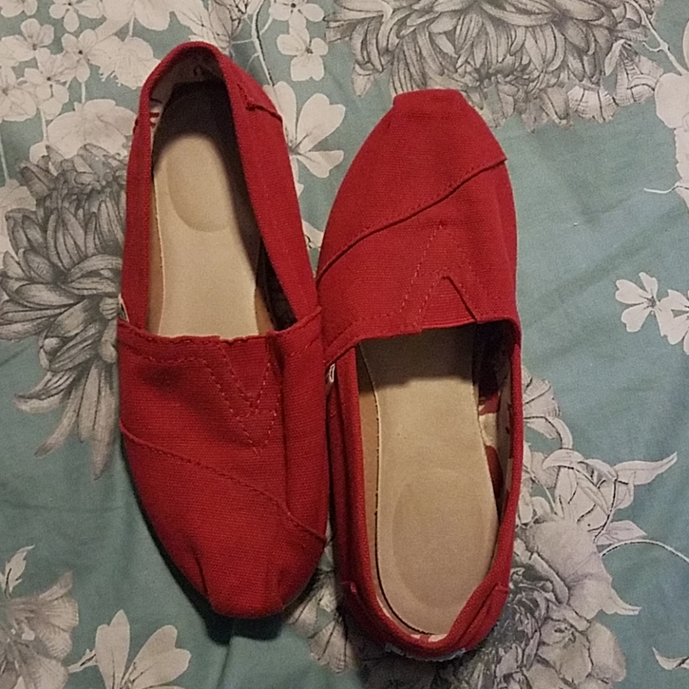Dark red toms